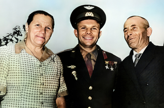 Юрий Гагарин с родителями